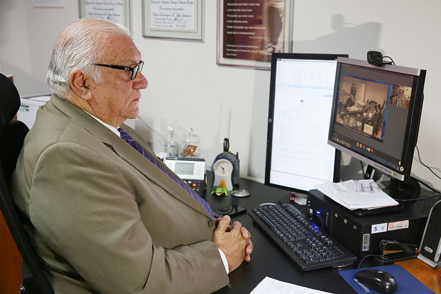 Desembargador José Carlos Malta participa de sessão a partir de seu gabinete.