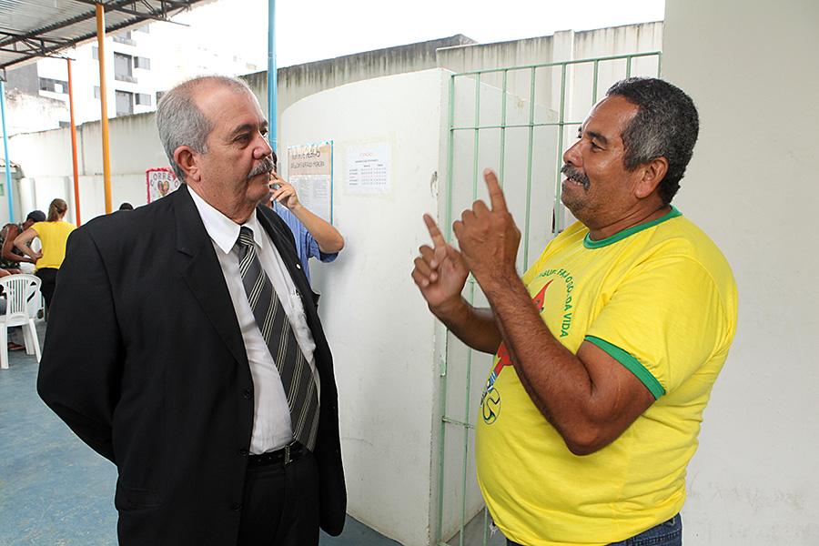 Gerson, usuário do CAPS AD há 9 meses, conta ao juiz como se interessou por fotografia durante o tratamento.