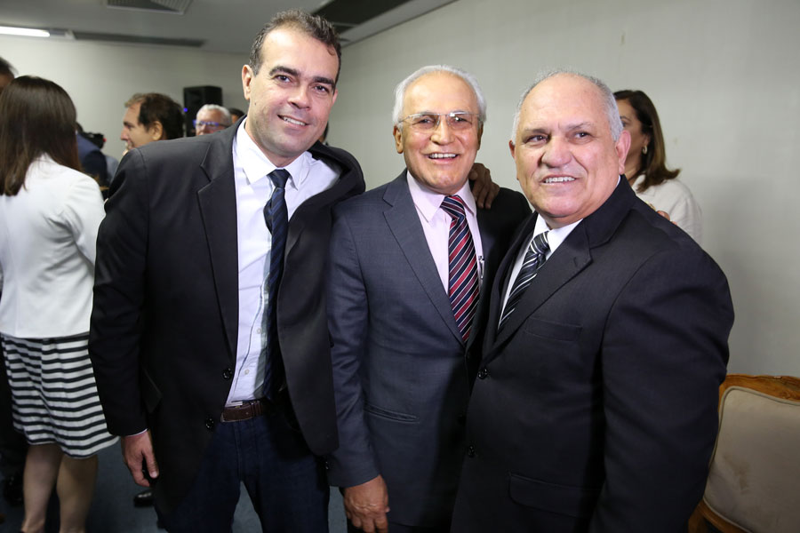 Desembargador Otávio Praxedes assume Governo do Estado.