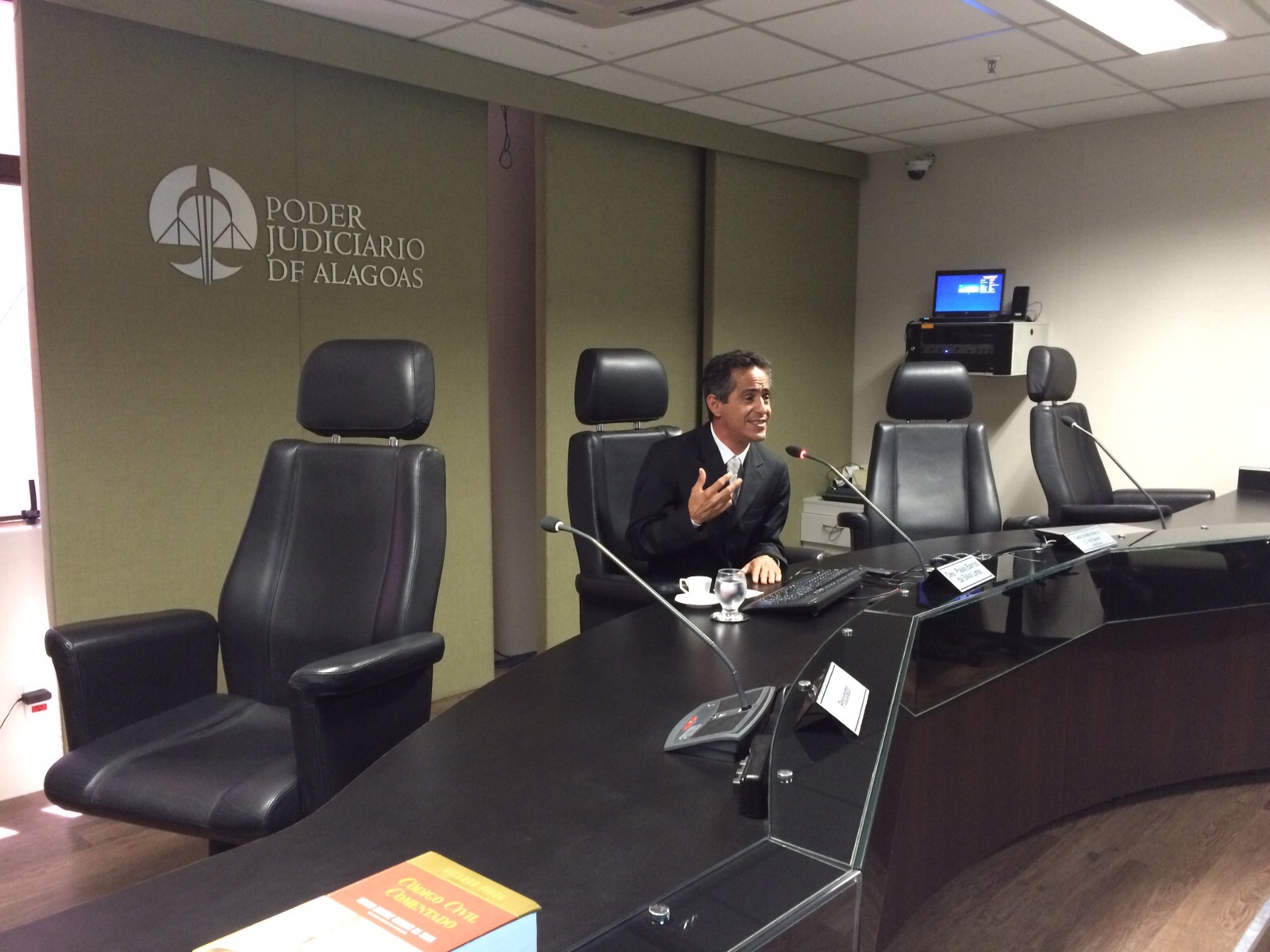 Palestrante Vitor José falando sobre a importância espiritual de Jesus