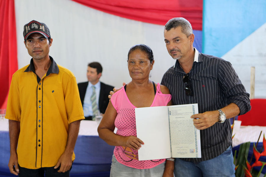Distribuição de títulos do Programa Moradia Legal II em Messias.