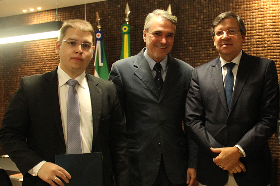 Juiz Luciano Galvão acompanhado do diretor-geral do TJ, Nigel Malta, e do presidente João Luiz Lessa.