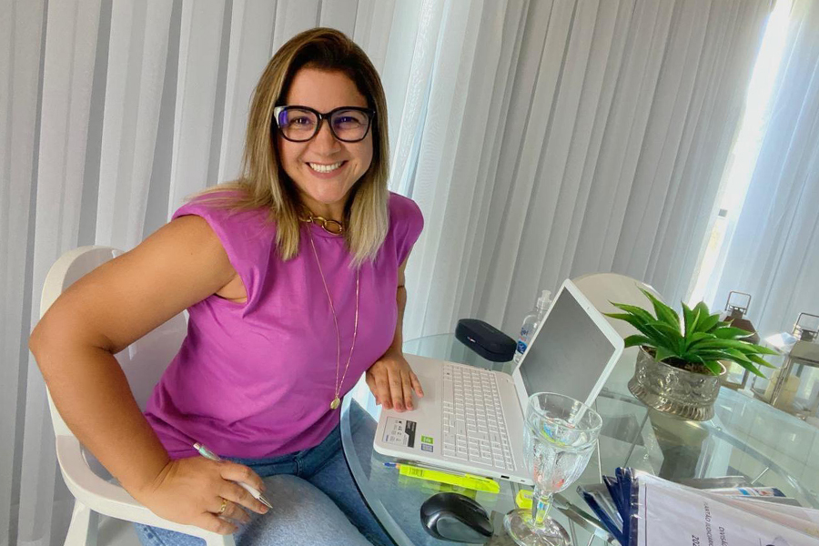 Luciana Omena, servidora da Divisão de Juízes/REMIP durante teletrabalho.