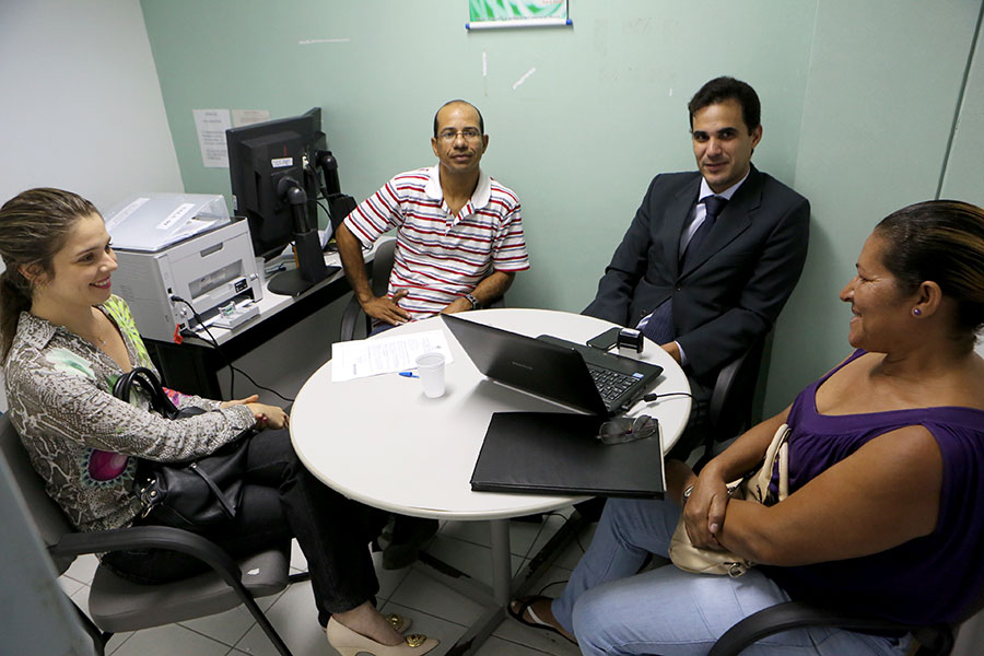 Advogados e partes durante audiência de conciliação.