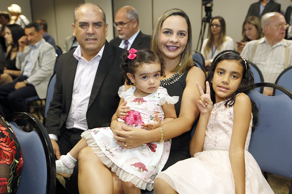 Ednilda Praxedes, secretária especial da Presidência do TJ/AL, e sua família