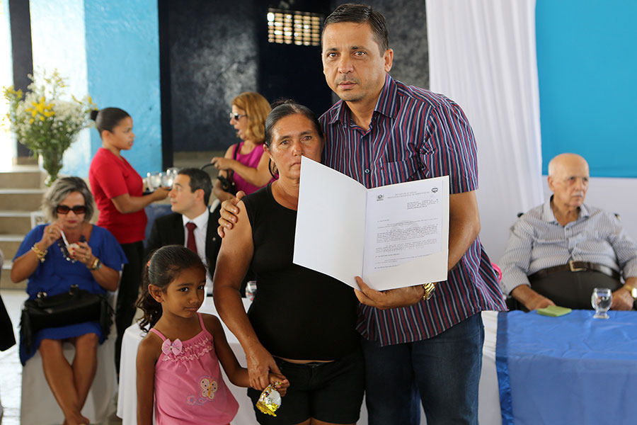 Moradora Linete Amara da Silva recebe sua escritura.