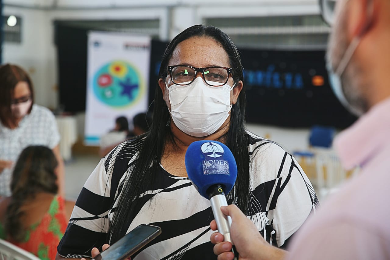 Diretora da escola, Ivaldene Cristina da Silva.