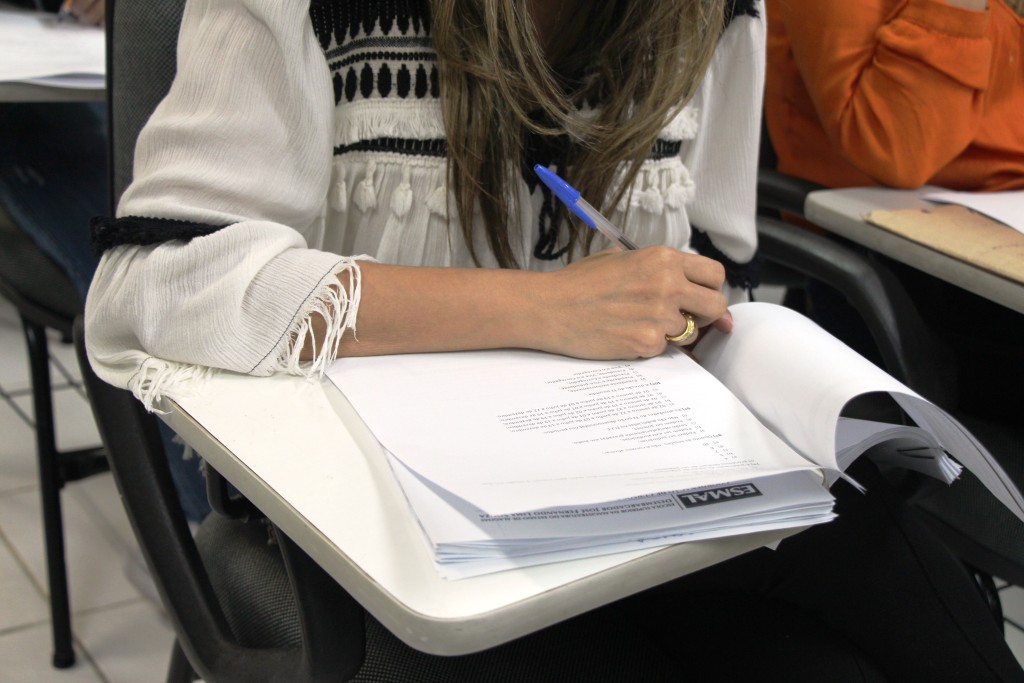 Servidores fazem avaliação ao fim do curso. 