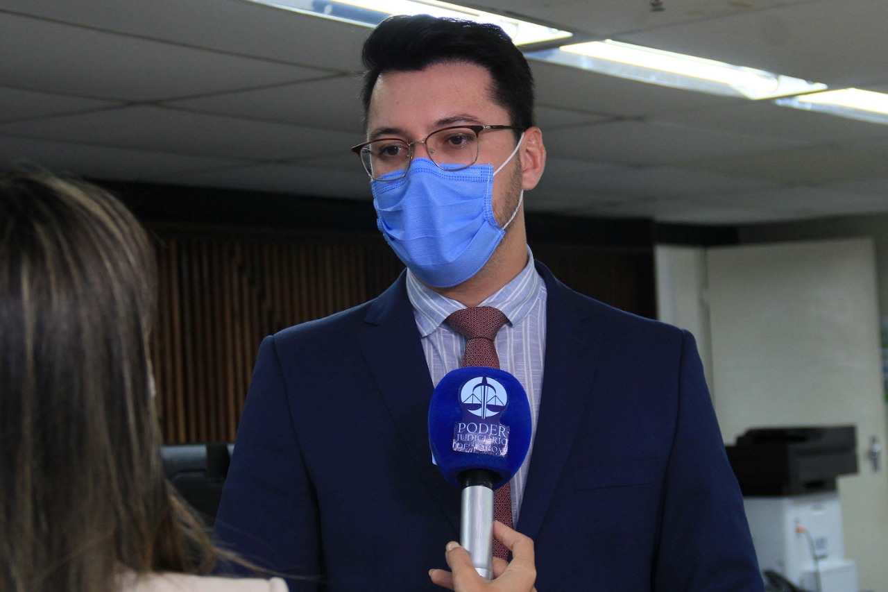 Juiz Ewerton Carminati conduziu o júri popular.