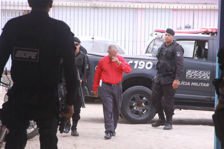 Réu chegando ao local do julgamento. Foto: Edson Silva