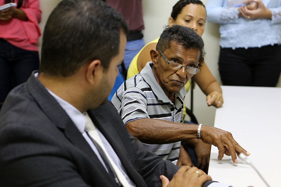 Proprietário de um dos imóveis ,localizado no bairro Nossa Senhora Mãe dos Homens, em Feliz Deserto. Foto: Caio Loureiro