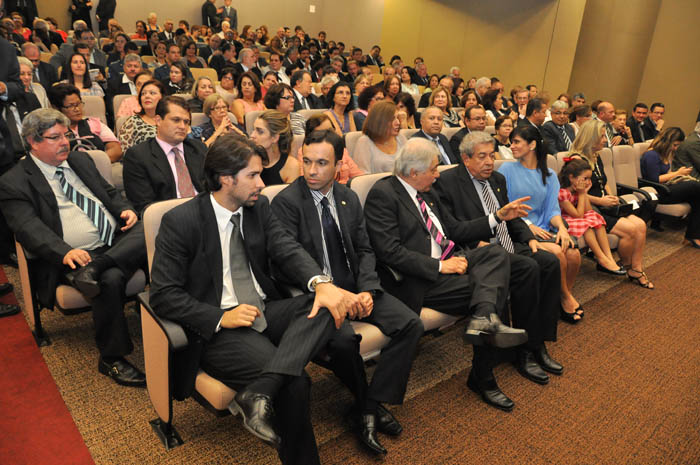 Público prestigiando a sessão solene