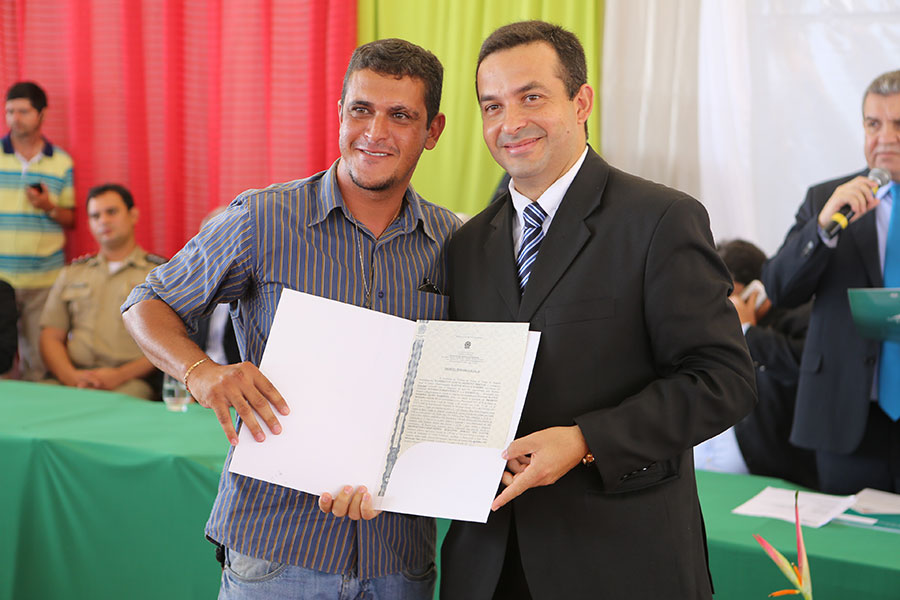 Entrega de títulos do Programa Moradia Legal II, em Igaci