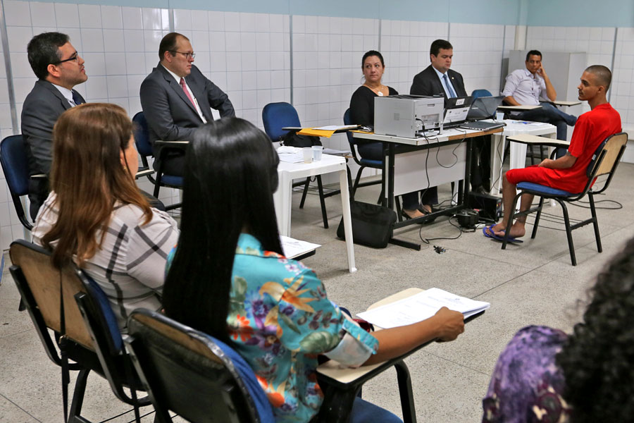 Juiz Andre Parízio conduz julgamento no Cesmac.