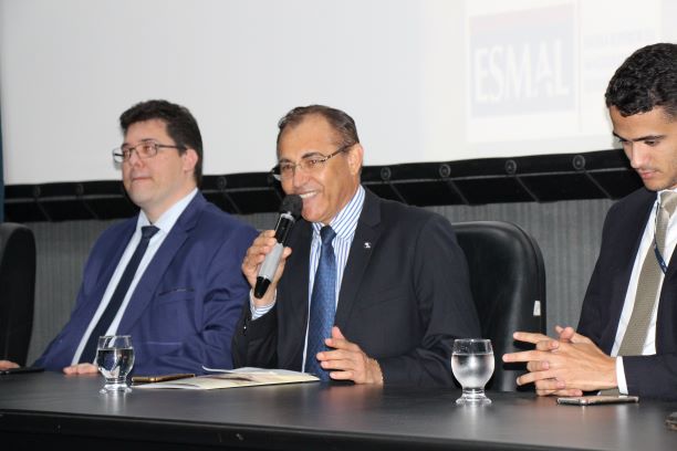 Márcio Omena, juiz Claudemiro Avelino e Igor Medeiros. 