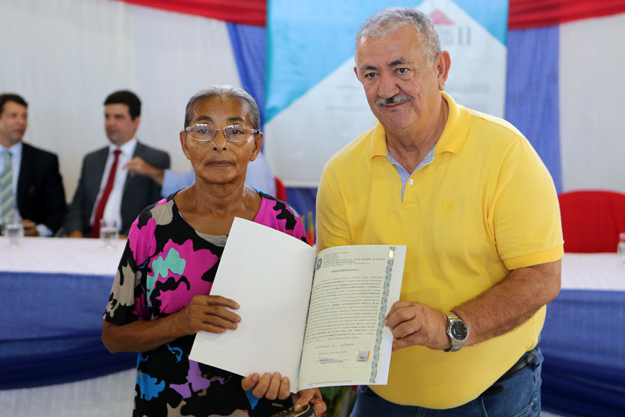 Distribuição de títulos do Programa Moradia Legal II em Messias.