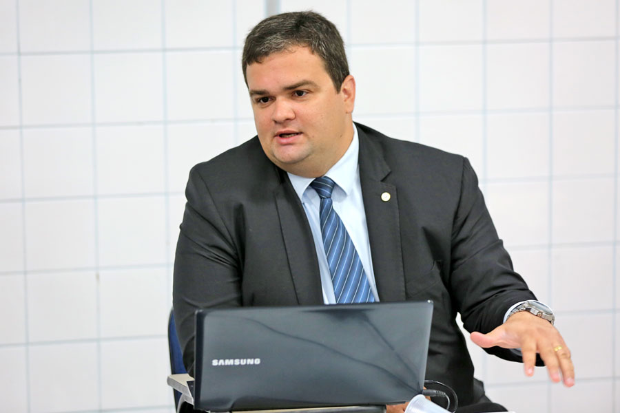 Juiz André Parízio participa do mutirão.