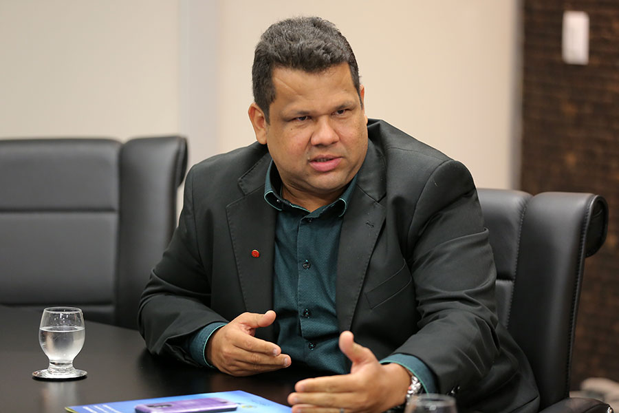 Dêvis Menezes, Analista Judiciário da 4ª Vara Criminal da Capital.