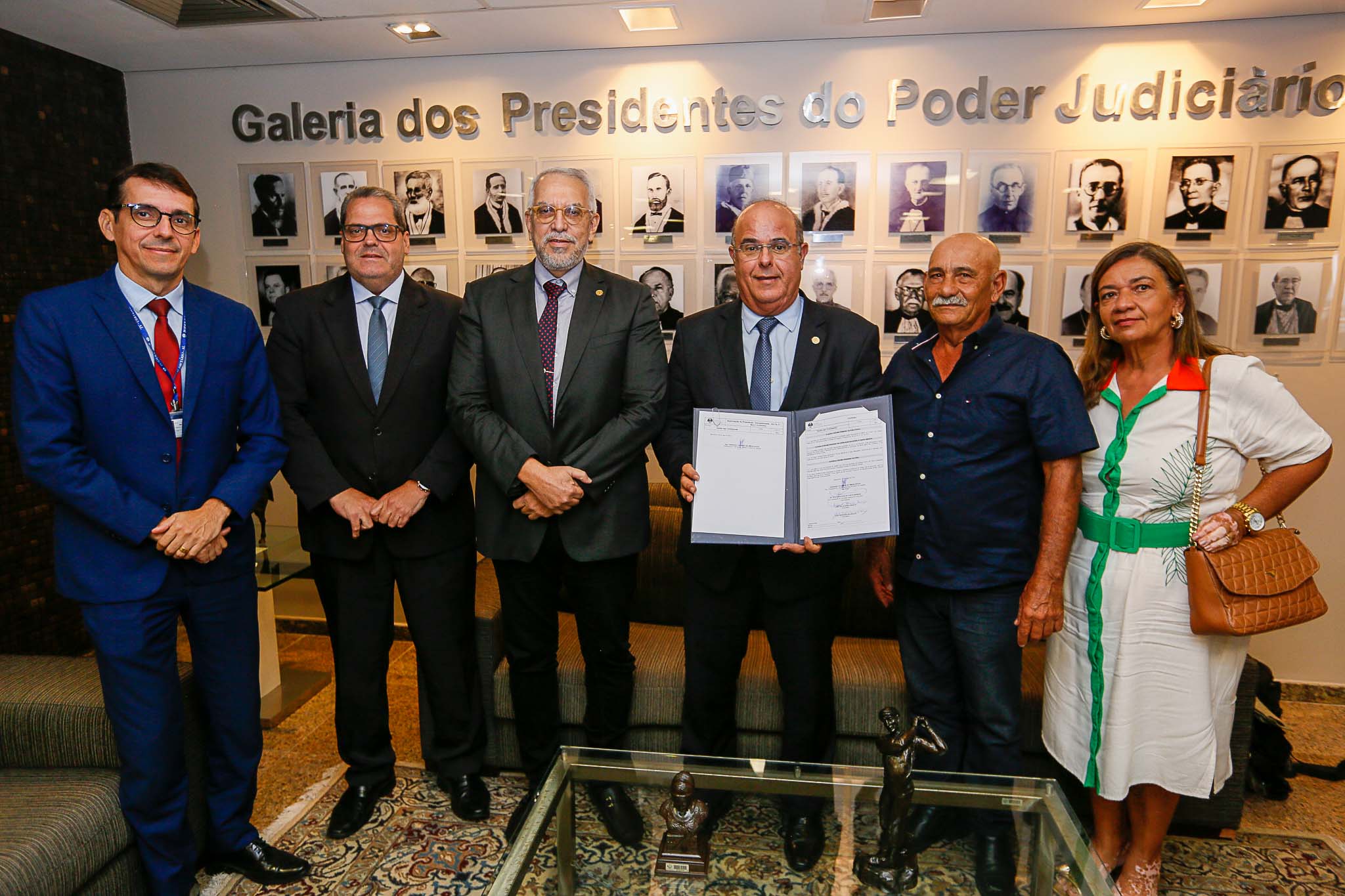 Escritura foi assinada nesta quarta (29) por representantes do Judiciário e pelos proprietários do terreno.