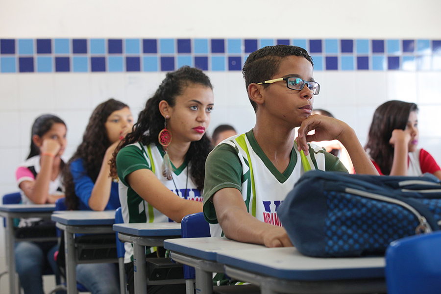 Alunos recebem informações sobre os malefícios das drogas. Foto: Anderson Moreira.