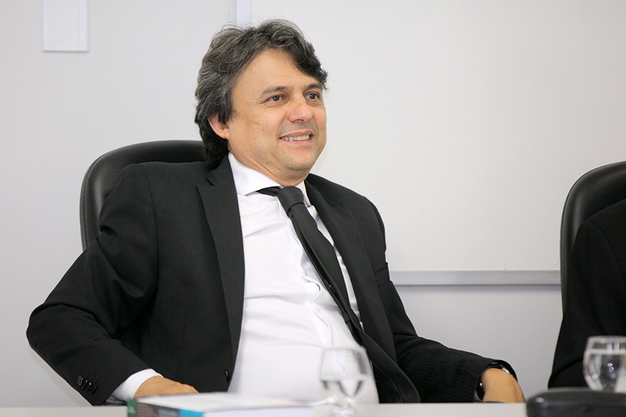 Juiz Alberto Jorge Correia de Barros Lima.