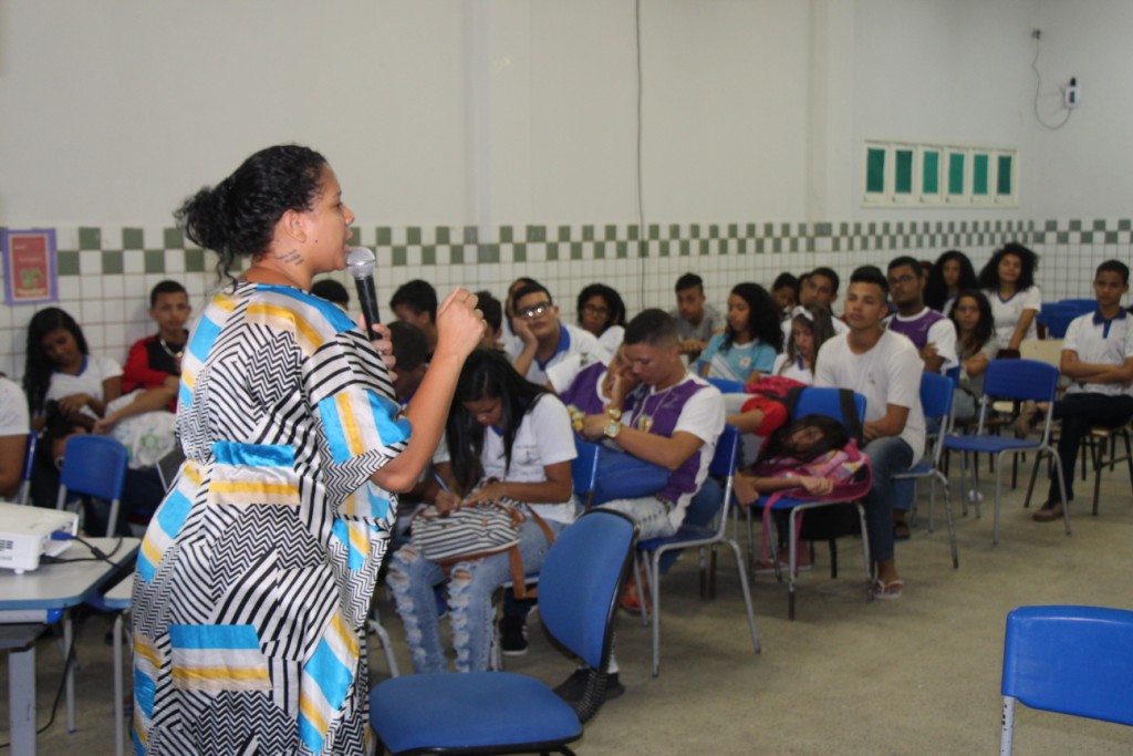 Professora Charlene de Barros compartilhou com estudantes o quanto sofreu com o bullying na adolescência.  