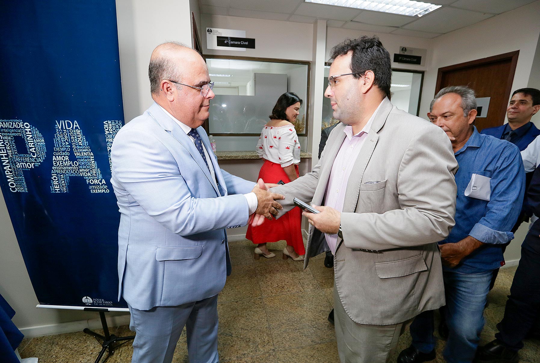 Presidência do TJAL homenageia servidores pais do Judiciário.