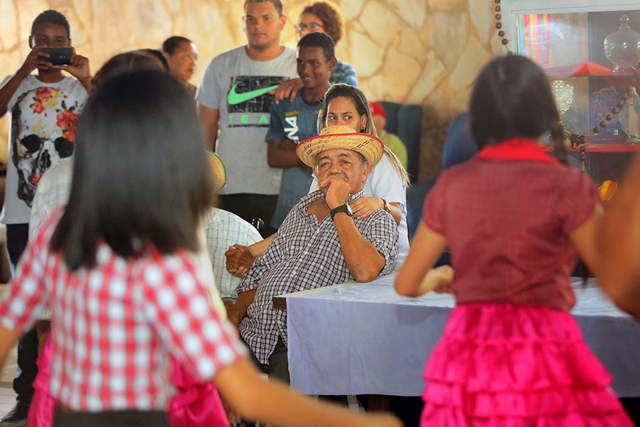 Esmal lança campanha 'Adote um idoso'.