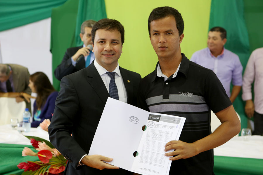 Entrega de títulos do Programa Moradia Legal II em Limoeiro de Anadia