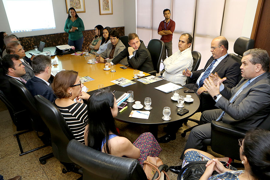 Washington Luiz discute reforma com equipe da Engenharia e representantes dos servidores e magistrados