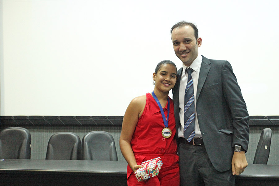 Juiz Alexandre Machado e aluna Bruna Beatriz dos Santos.