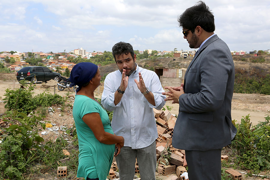 Defensores públicos conversam com moradora.