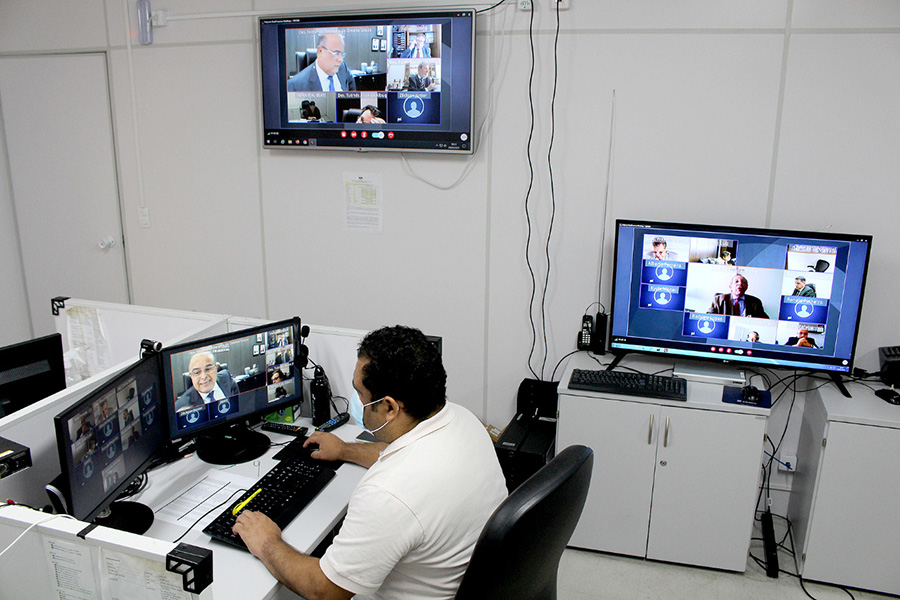 Servidor da Diati monitora sessão virtual do Pleno do TJAL.