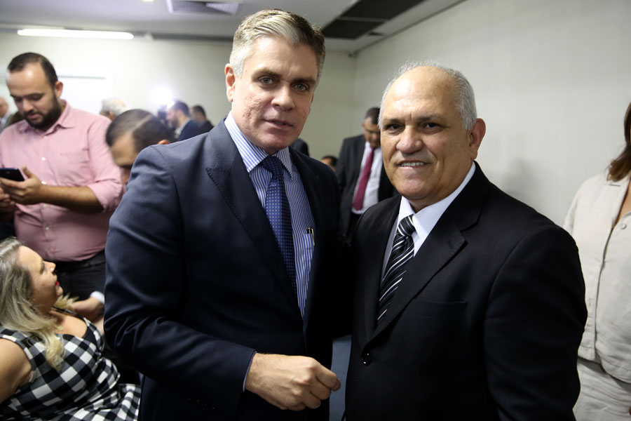 Desembargador Otávio Praxedes assume Governo do Estado.