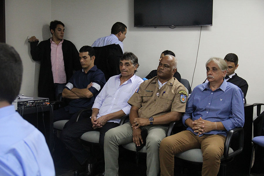 Os quatro réus devem ser interrogados pelo juiz e as partes.
