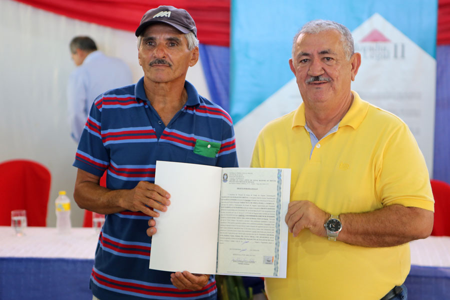 Distribuição de títulos do Programa Moradia Legal II em Messias.