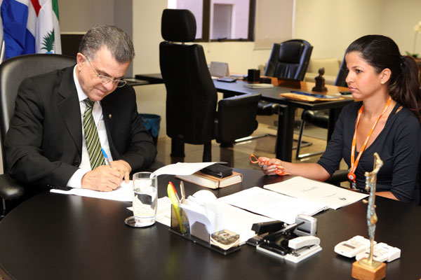 Des. Sebastião Costa no momento da assinatura do termo de titularidade e responsabilidade