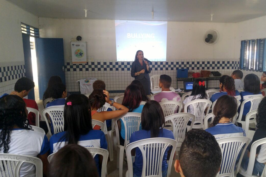 Juíza Juliana Batistela com alunos da Escola Municipal João Sampaio, no Tabuleiro do Martins. 